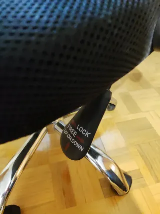 Silla de oficina ergonómica negra