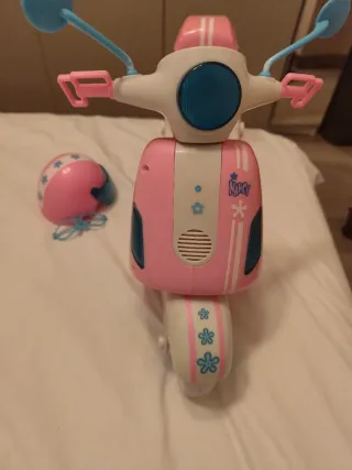 Moto Nancy rosa con casco y gafas