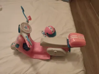 Moto Nancy rosa con casco y gafas