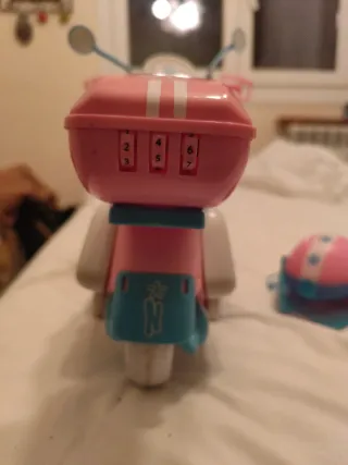 Moto Nancy rosa con casco y gafas