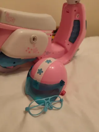 Moto Nancy rosa con casco y gafas