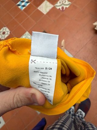 Top deportivo Naffta amarillo