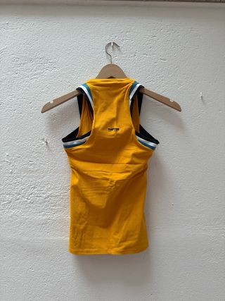 Top deportivo Naffta amarillo