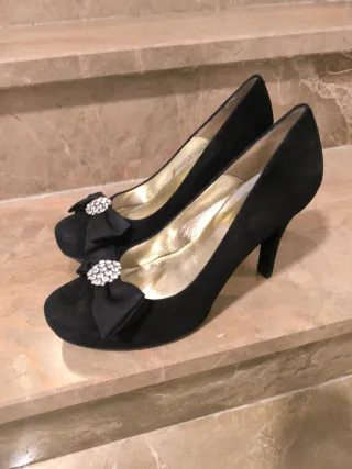 Zapatos de tacón negros con lazo y pedrería