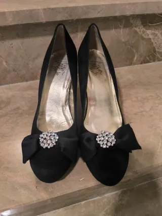 Zapatos de tacón negros con lazo y pedrería