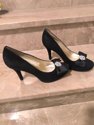 Zapatos de tacón negros con lazo y pedrería