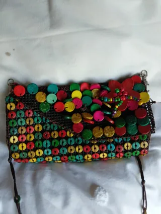 Bolso de mano multicolor con abalorios