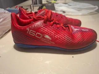 Zapatillas Kipsta multitacos rojas