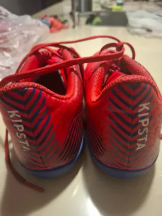 Zapatillas Kipsta multitacos rojas