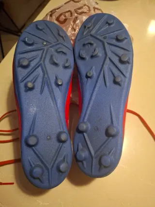 Zapatillas Kipsta multitacos rojas