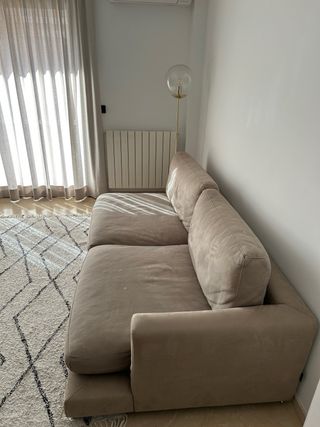 Sofá gris con chaise longue