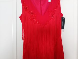 Vestido de fiesta rojo con flecos
