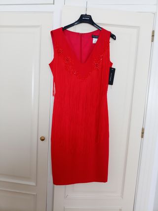 Vestido de fiesta rojo con flecos