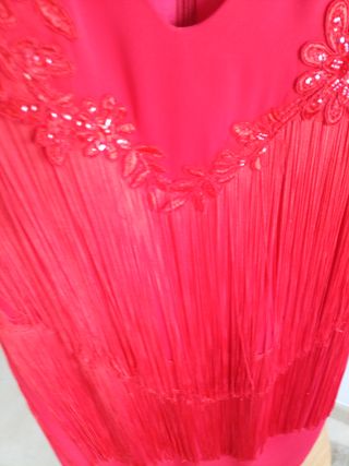 Vestido de fiesta rojo con flecos
