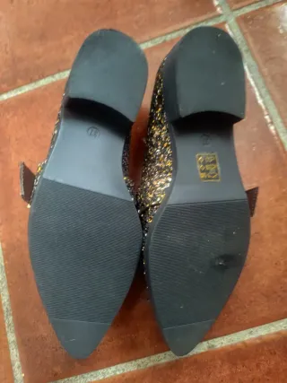 Zapatos negros y dorados con brillos