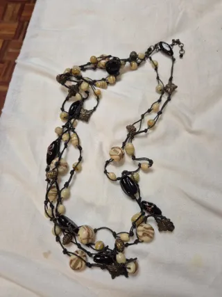 Collar de cuentas beige y negro