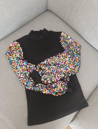 Camiseta negra con mangas de lentejuelas