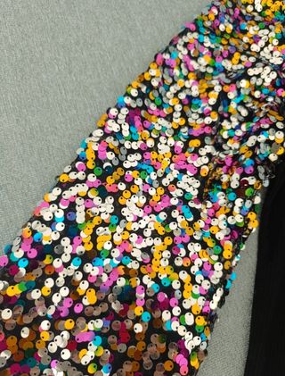 Camiseta negra con mangas de lentejuelas