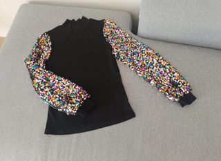 Camiseta negra con mangas de lentejuelas
