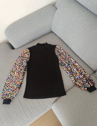 Camiseta negra con mangas de lentejuelas