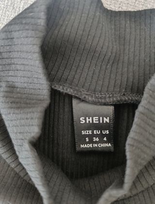 Camiseta negra con mangas de lentejuelas