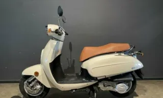 Moto Scooter Blanca 125 cc Automática
