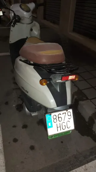 Moto Scooter Blanca 125 cc Automática