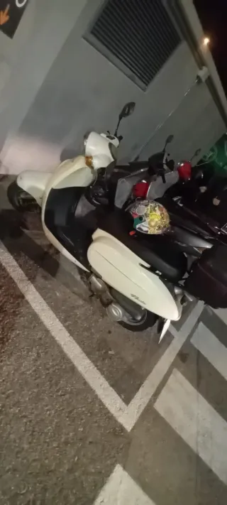 Moto Scooter Blanca 125 cc Automática