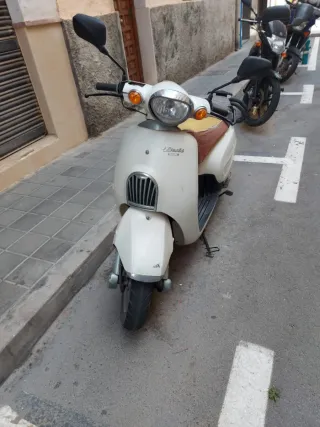Moto Scooter Blanca 125 cc Automática