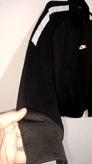 Chaqueta Nike Negra con Rayas Blancas
