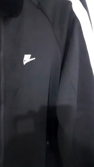 Chaqueta Nike Negra con Rayas Blancas