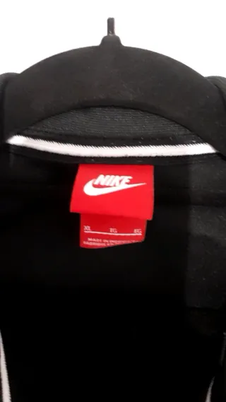 Chaqueta Nike Negra con Rayas Blancas