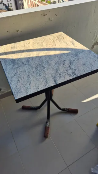 Mesa de terraza metálica y madera.