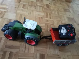 Tractor de juguete con mando a distancia