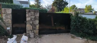 Puerta de parcela y peatonal negra