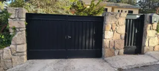 Puerta de parcela y peatonal negra