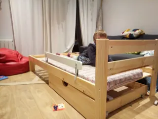 Cama individual de madera de pino natural