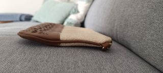 Bolso de mano beige y marrón con correa