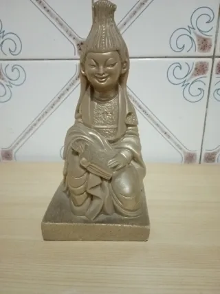 Figura decorativa dorada de piedra