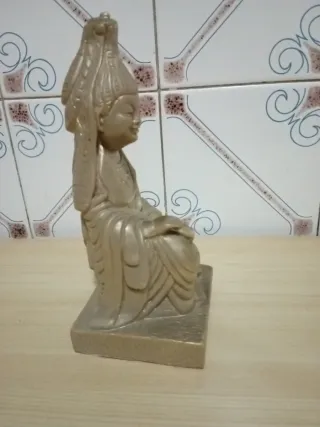 Figura decorativa dorada de piedra