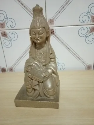 Figura decorativa dorada de piedra