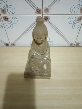 Figura decorativa dorada de piedra