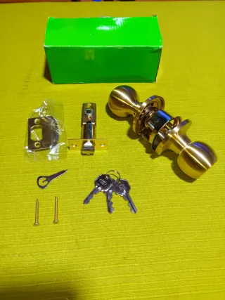 Pomo de puerta dorado con llaves