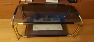 Mesa baja cristal y metal dorado