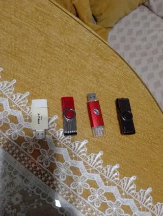 4 Pendrives USB PNY Y una micro SD