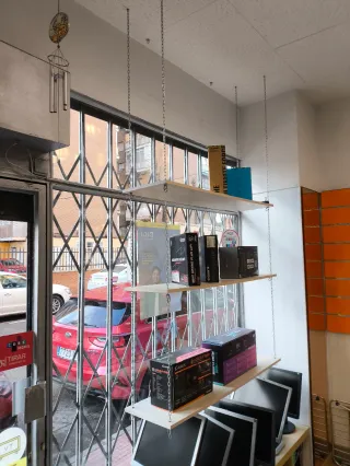 Estantería colgante madera y cadenas