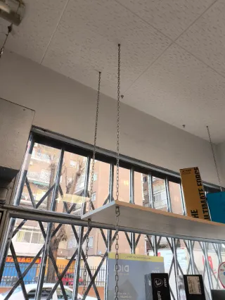 Estantería colgante madera y cadenas