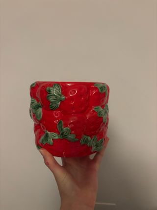 Macetero pequeño de cerámica con fresas