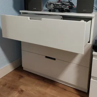 Cómoda blanca de madera