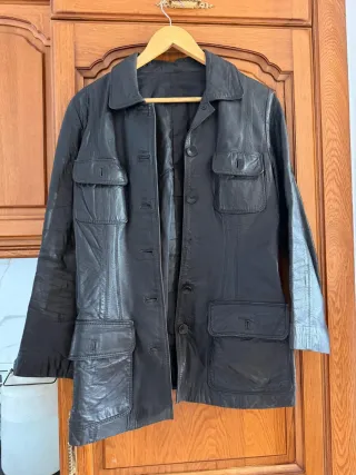 Cazadora de piel negra